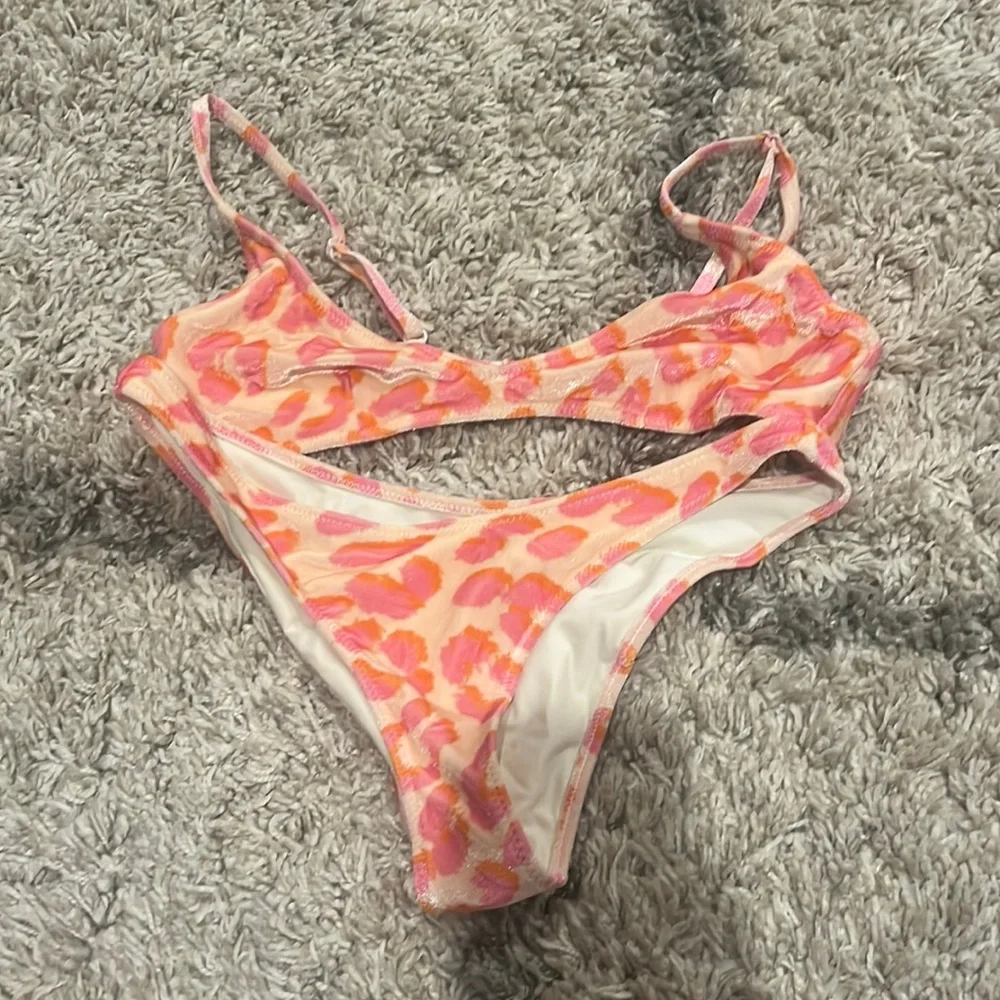 Triangl suit - Picture 1 of 1